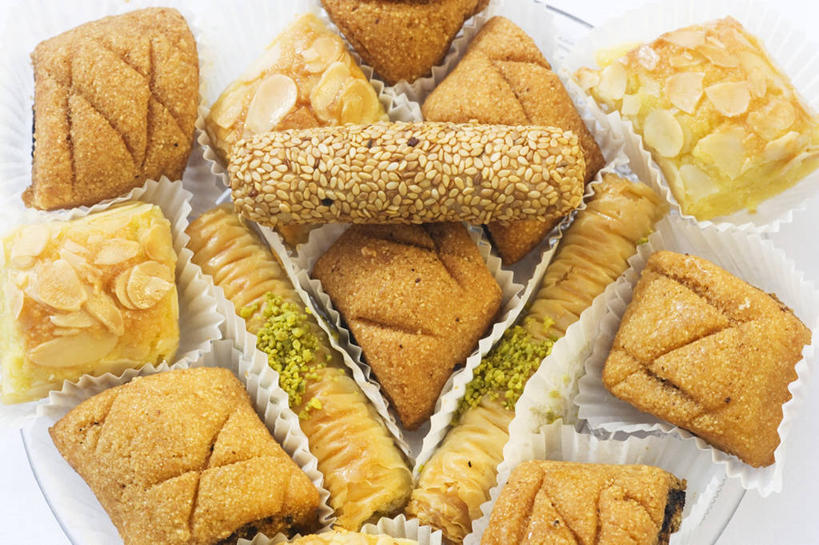 点心,无人,横图,俯视,室内,特写,白天,白色背景,桌面,桌子,杏仁,水果,阴影,新鲜,反射,木制,影子,生食,芝麻,食品,坚果,甜点,甜品,果实,食物,糕点,木制品,甜食,干果,摄影,有机食品,绿色食品,影棚,纸托,无名子,开心果,枣椰子,脂麻,胡麻,白麻,巨胜子,油麻,胡棒子,绿仁果,波斯枣,番枣,海枣,无漏子,椰枣,伊拉克枣,蛋糕托,蛋糕托纸,蛋糕纸托,杏子,杏梅仁,杏核仁,木落子,苦杏仁,彩图,高角度拍摄,影棚拍摄,拍摄