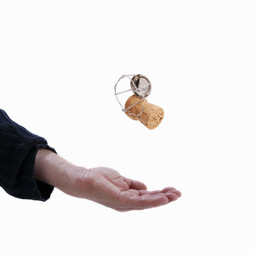 西方人,手,一个人,捧,方图,室内,特写,白天,白色背景,正面,欧洲,欧洲人,仅一个男性,仅一个人,服装,木制,休闲装,仅一个年轻男性,衣服,木制品,休闲,手部,休闲服,瓶塞,摄影,服饰,影棚,单手,保存,密封,男人,男性,年轻男性,白种人,端,端着,捧着,手捧,半身,彩图,影棚拍摄,拍摄