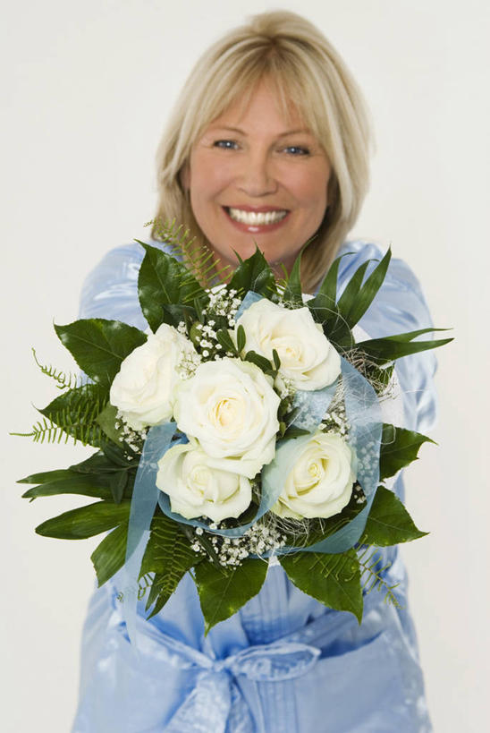 西方人,一个人,站,举,捧,笑,微笑,露齿笑,竖图,室内,白天,白色背景,正面,智慧,植物,叶子,欧洲,欧洲人,仅一个年轻女性,仅一个女性,仅一个人,服装,艺术,盛开,纹理,绿叶,花蕾,注视,休闲装,文化,花,花瓣,花朵,鲜花,衣服,绿色,插花,花苞,花蕊,观察,看,托,站着,休闲,休闲服,嫩叶,摄影,服饰,影棚,观看,插花艺术,察看,创造,关注,创作,想象,肌理,年轻女性,女人,女性,白种人,叶,叶片,叶脉,端,端着,举起,举手,举着,捧着,手捧,向上举,向上伸,向上托,站立,半身,彩图,影棚拍摄,拍摄