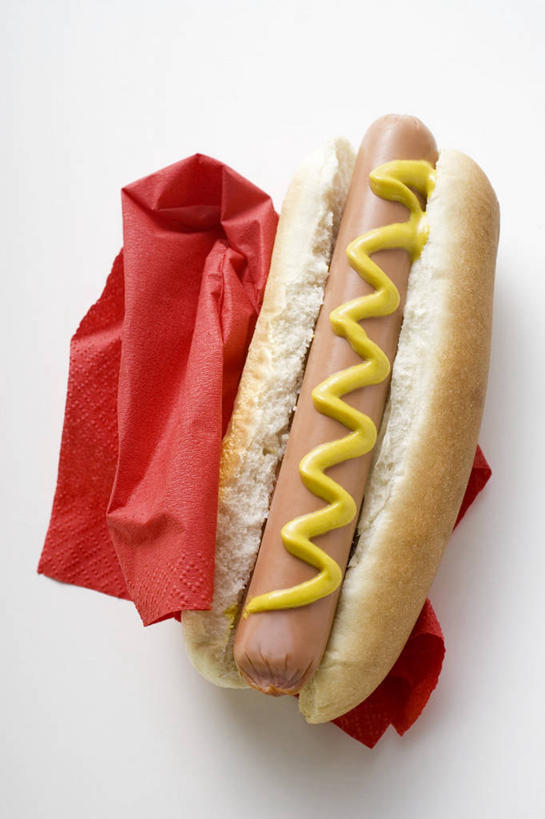 点心,面包,芥末,无人,竖图,俯视,室内,特写,白天,白色背景,烹饪,西餐,桌面,桌子,阴影,反射,木制,影子,肉,香肠,料理,食品,面点,腊肠,热狗,猪肉,菜肴,美食,肉类,食物,糕点,一个,餐巾,木制品,快餐,西式,摄影,佳肴,影棚,单个,肉食,西式快餐,垃圾食品,小圆面包,山葵,豚肉,泽山葵,溪山葵,芥子末,山嵛菜,芥辣粉,哇沙比,辣根,保洁方巾,口布,彩图,高角度拍摄,影棚拍摄,拍摄