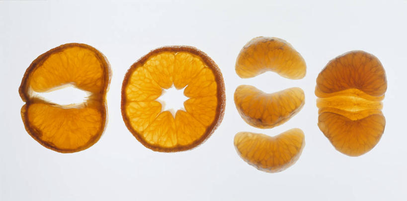 无人,横图,俯视,室内,特写,白天,白色背景,桌面,桌子,柑橘,水果,一排,切开,阴影,新鲜,整齐,反射,木制,影子,生食,食品,果实,食物,排列,木制品,切,摄影,有机食品,绿色食品,影棚,队列,剖面,切面,橘子,桔子,橙子,橙,彩图,高角度拍摄,影棚拍摄,拍摄