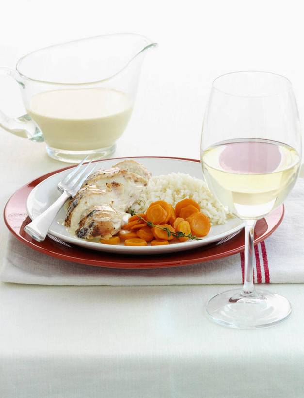 红酒,葡萄酒,无人,竖图,俯视,室内,特写,白天,白色背景,桌面,桌子,萝卜,胡萝卜,蔬菜,杯子,餐具,阴影,新鲜,反射,木制,碟子,高脚杯,盘,影子,鸡肉,肉,食品,红酒杯,白葡萄酒,酒类,肉类,玻璃制品,酒,食物,饮料,盘子,餐巾,酒杯,木制品,碟,摄影,有机食品,绿色食品,影棚,葡萄酒杯,肉食,保洁方巾,口布,玻璃杯,红萝卜,甘荀,彩图,高角度拍摄,影棚拍摄,拍摄