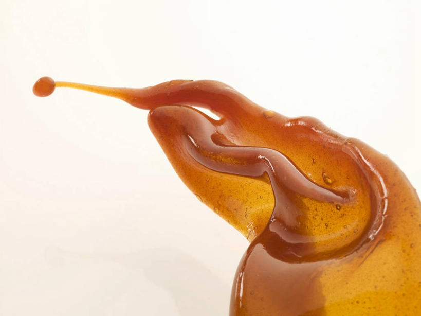 无人,横图,俯视,室内,特写,白天,白色背景,桌面,桌子,阴影,飞溅,溅,反射,粘稠,木制,液体,影子,水滴,调料,糖,调味品,调味料,水珠,木制品,摄影,影棚,糖浆,喷洒,黏稠,浓厚,彩图,高角度拍摄,影棚拍摄,拍摄