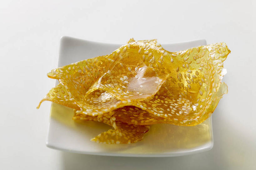 无人,横图,俯视,室内,特写,白天,白色背景,桌面,桌子,餐具,阴影,反射,木制,碟子,盘,影子,芝麻,食品,糖,糖果,甜点,甜品,软糖,食物,一个,盘子,木制品,碟,甜食,摄影,影棚,单个,脂麻,胡麻,白麻,巨胜子,油麻,彩图,高角度拍摄,影棚拍摄,拍摄