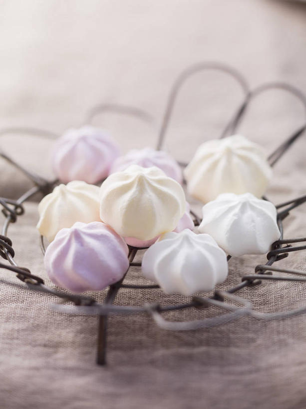 点心,无人,竖图,俯视,室内,特写,白天,桌面,桌子,杏仁,金属制品,阴影,朦胧,模糊,反射,金属,木制,影子,食品,架子,食物,木制品,饼干,零食,冷却架,杏子,杏梅仁,杏核仁,木落子,苦杏仁,彩图,高角度拍摄