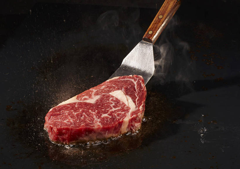 无人,横图,俯视,室内,特写,白天,烹饪,西餐,厨具,金属制品,一块,黑色背景,纹路,金属,叉子,锅子,纹理,肉,牛排,牛肉,料理,食品,锅,菜肴,美食,肉类,食物,一个,西式,摄影,佳肴,影棚,单个,锅具,肉食,烹饪用具,肌理,烹调用具,烹调,彩图,高角度拍摄,影棚拍摄,拍摄