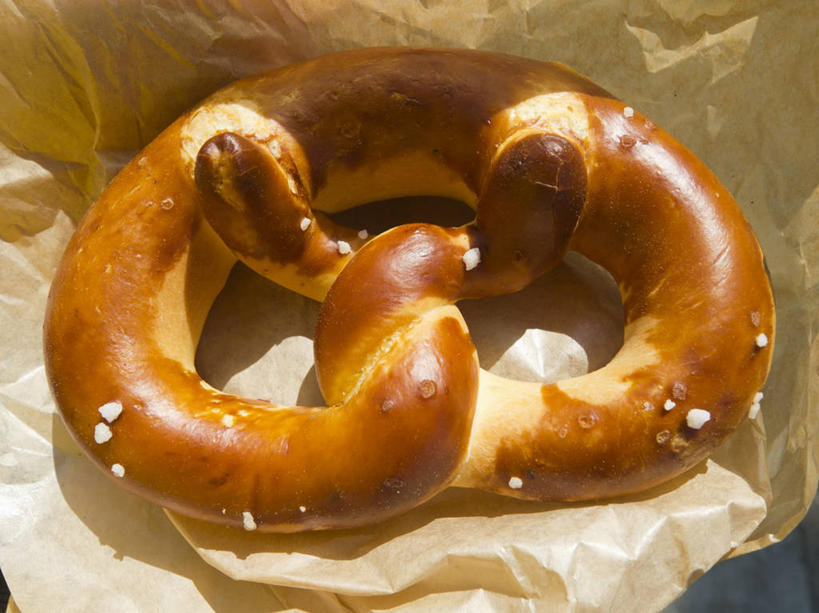 点心,无人,横图,俯视,室内,特写,白天,餐桌,桌子,阴影,反射,包装,包装纸,影子,纸,食品,面点,纸张,食物,糕点,一个,饼干,零食,摄影,影棚,单个,餐台,包装材料,牛皮纸,椒盐卷饼,彩图,高角度拍摄,影棚拍摄,拍摄