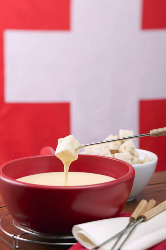 点心,面包,无人,竖图,俯视,室内,特写,白天,桌面,桌子,餐具,旗帜,国旗,金属制品,阴影,朦胧,模糊,反射,金属,木制,叉子,影子,陶瓷,食品,面点,甜点,甜品,陶瓷制品,火锅,食物,糕点,餐巾,木制品,容器,碗,甜食,奶油,储藏,乳制品,储存,餐叉,白面包,激凌,克林姆,淇淋,暖锅,保洁方巾,口布,进餐用具,旗,彩图,高角度拍摄,贮存