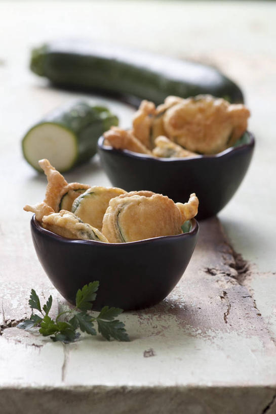 无人,竖图,俯视,室内,特写,白天,烹饪,桌面,桌子,黄瓜,蔬菜,阴影,朦胧,模糊,新鲜,反射,木制,影子,陶瓷,天妇罗,虾,日本料理,料理,食品,陶瓷制品,菜肴,美食,食物,两个,木制品,容器,碗,日式料理,日式,佳肴,有机食品,绿色食品,储藏,储存,斑节对虾,斑节虾,天麸罗,日本对虾,竹节虾,海鲜天妇罗,青瓜,胡瓜,彩图,高角度拍摄,贮存