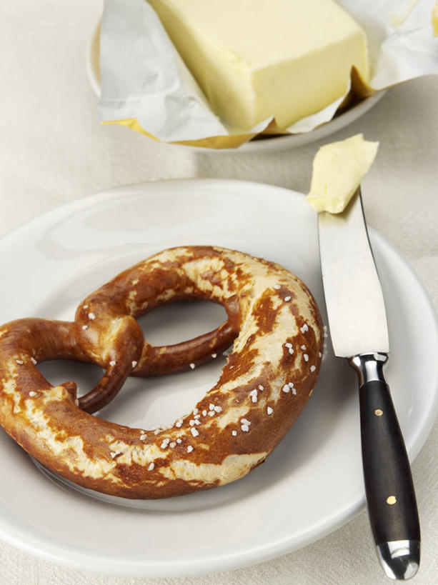 点心,无人,竖图,俯视,室内,特写,白天,餐具,一把,阴影,灰色背景,反射,碟子,工具,盘,影子,黄油,食品,面点,刀具,食物,糕点,盘子,碟,刀,饼干,零食,摄影,影棚,乳制品,餐刀,白脱油,乳脂,椒盐卷饼,彩图,高角度拍摄,影棚拍摄,拍摄