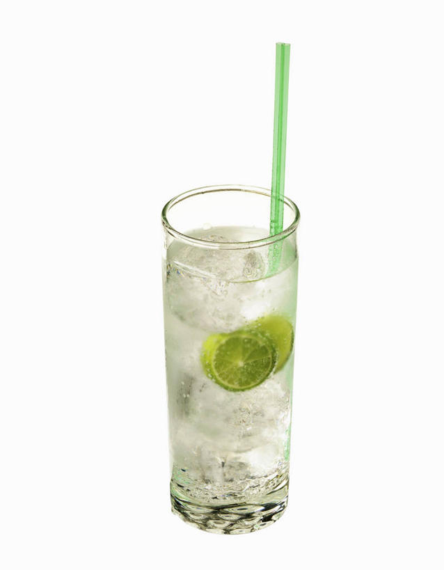 无人,竖图,俯视,室内,特写,白天,白色背景,杯子,水果,阴影,新鲜,反射,影子,塑料,冰,生食,汽水,冰块,食品,果实,饮品,一杯,冷冻,玻璃制品,食物,饮料,绿色,水杯,塑料制品,吸管,碳酸饮料,寒冷,摄影,有机食品,绿色食品,影棚,冷藏,冰冷,空心,苏打,可口,酸橙,饮管,保鲜,代代,适口,玻璃杯,橙子,橙,彩图,高角度拍摄,影棚拍摄,拍摄,荷兰水,圆柱状