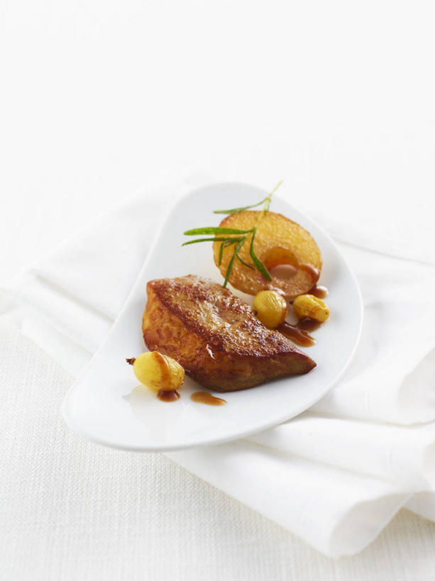 内脏,肝脏,无人,竖图,俯视,室内,特写,白天,白色背景,烹饪,西餐,桌面,桌子,苹果,葡萄,餐具,水果,叶子,阴影,花纹,新鲜,反射,木制,布,碟子,盘,图案,影子,生食,料理,食品,果实,绿叶,布纹,菜肴,美食,食物,一个,盘子,木制品,碟,嫩叶,西式,摄影,佳肴,有机食品,绿色食品,影棚,单个,布匹,迷迭香,海洋之露,鹅肝,肝,叶,叶片,山葫芦,蒲桃,草龙珠,彩图,高角度拍摄,影棚拍摄,拍摄,鹅肥肝,法国菜