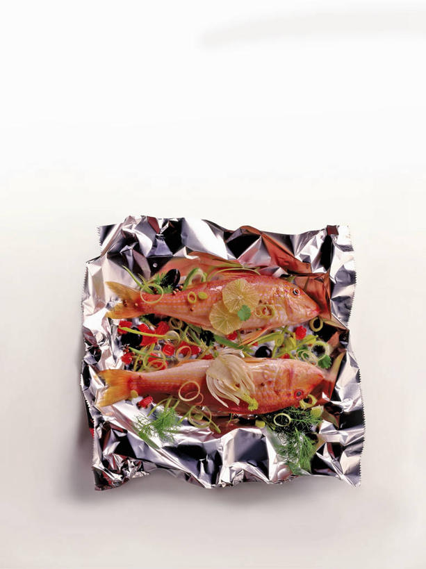 海鲜,无人,竖图,俯视,室内,特写,白天,白色背景,植物,桌面,桌子,蔬菜,阴影,新鲜,反射,木制,鱼,包装,包装纸,铝箔纸,锡箔纸,影子,纸,肉,鱼肉,食品,草药,药草,纸张,水产,肉类,鱼类,中药,海洋生物,食物,木制品,摄影,有机食品,绿色食品,影棚,包装材料,水生动物,海产品,药材,中草药,水生物,肉食,锡箔,海底动物,绯鲵鲣,铝箔,中药材,本草,彩图,高角度拍摄,影棚拍摄,拍摄