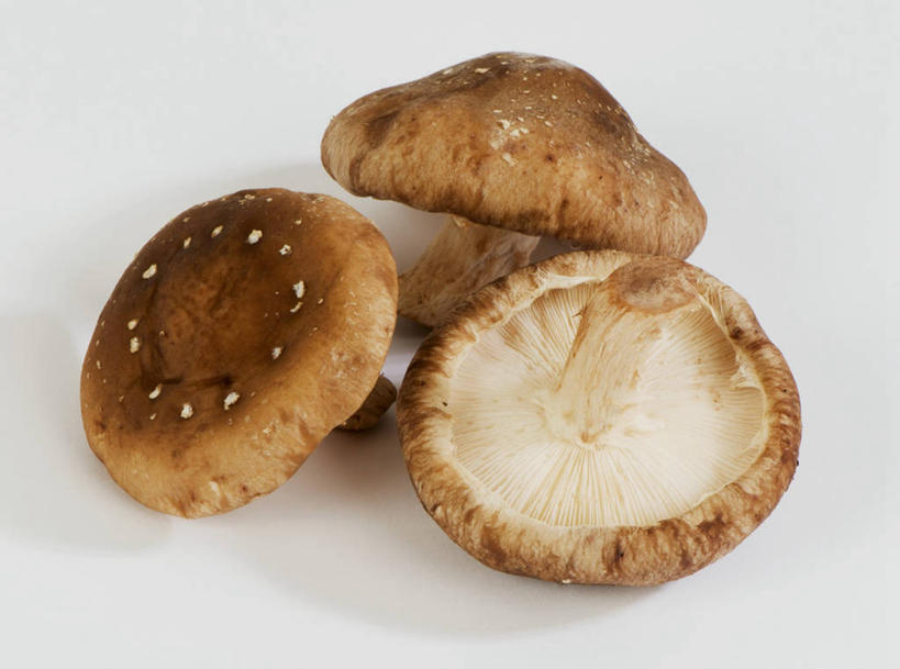 无人,横图,俯视,室内,特写,白天,白色背景,桌面,桌子,蔬菜,阴影,新鲜,反射,木制,影子,菌菇,香菇,食品,菌类,食物,三个,木制品,食用菌,摄影,有机食品,绿色食品,影棚,彩图,高角度拍摄,影棚拍摄,拍摄