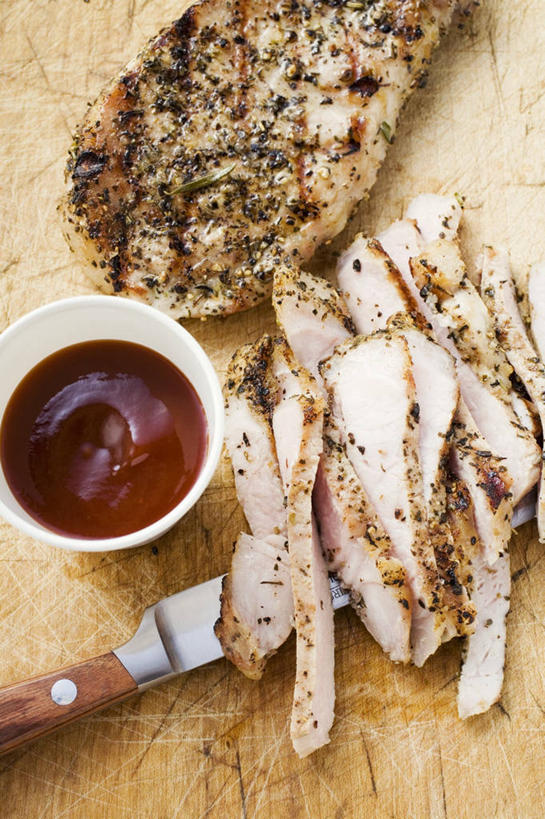 骨骼,无人,竖图,俯视,室内,特写,白天,烹饪,中餐,桌面,桌子,金属制品,阴影,反射,金属,木制,工具,影子,陶瓷,调料,酱料,酱汁,排骨,茄汁,肉,油炸,佐料,料理,食品,刀具,陶瓷制品,骨头,调味品,调味料,番茄酱,猪肉,酱,菜肴,美食,肉类,食物,一个,木制品,容器,碗,刀,中式,佳肴,单个,储藏,骨架,储存,菜刀,肉食,炸猪排,豚肉,切菜刀,彩图,高角度拍摄,贮存