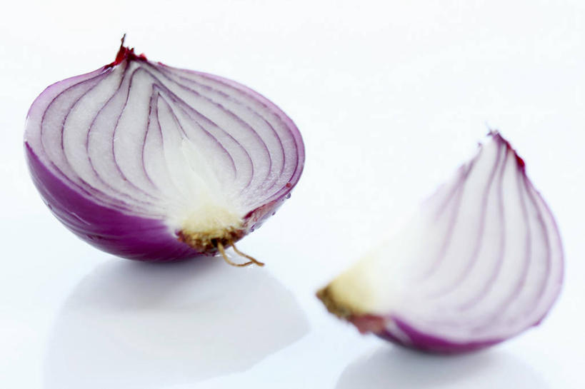 无人,横图,俯视,室内,特写,白天,白色背景,桌面,桌子,蔬菜,洋葱,切开,阴影,新鲜,反射,木制,影子,食品,食物,木制品,切,摄影,有机食品,绿色食品,影棚,玉葱,剖面,切面,圆葱,洋葱头,球葱,葱头,彩图,高角度拍摄,影棚拍摄,拍摄,红洋葱