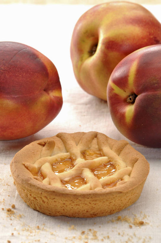 点心,无人,竖图,俯视,室内,特写,白天,下午茶,桌面,桌子,桃子,水果,阴影,新鲜,反射,木制,影子,生食,食品,果实,蛋挞,食物,糕点,三个,一个,木制品,有机食品,绿色食品,单个,肺果,蛋塔,彩图,高角度拍摄