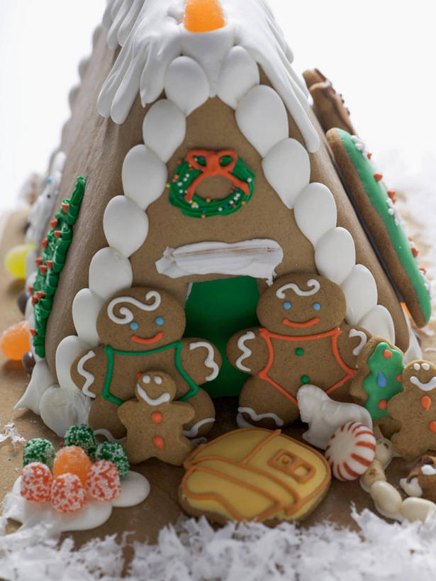 点心,无人,竖图,俯视,室内,特写,白天,餐桌,桌子,圣诞节,阴影,节日,庆祝,装饰,人形,反射,影子,食品,甜点,文化,食物,糕点,饼干,甜食,零食,庆典,餐台,纪念,华丽,修饰,点缀,酥饼,姜饼,衬托,美观,雅致,雅观,姜饼人,装饰饼干,姜饼屋,德式姜饼,彩图,高角度拍摄,圣诞姜饼屋