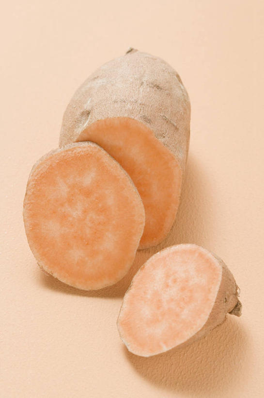 无人,竖图,俯视,室内,特写,白天,餐桌,桌子,红薯,蔬菜,阴影,黄色背景,新鲜,反射,影子,食品,食物,三个,摄影,有机食品,绿色食品,影棚,餐台,横截面,剖面,截面,截面图形,山芋,甘薯,番薯,地瓜,彩图,高角度拍摄,影棚拍摄,拍摄