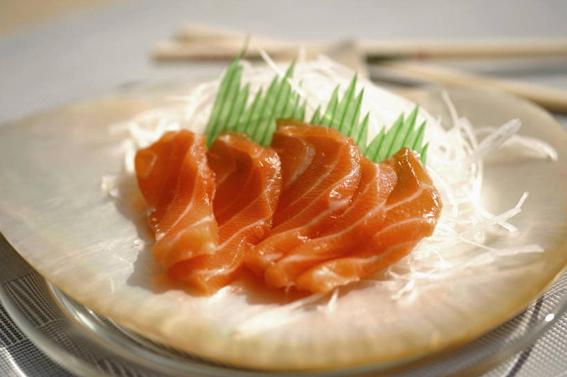 三文鱼,无人,横图,俯视,室内,特写,白天,烹饪,筷子,鲑鱼,萝卜,白萝卜,蔬菜,餐具,阴影,灰色背景,朦胧,模糊,新鲜,反射,碟子,盘,影子,日本料理,料理,食品,文化,传统,菜肴,美食,食物,盘子,碟,日式料理,日式,摄影,佳肴,有机食品,绿色食品,影棚,礼节,大马哈鱼,礼仪,撒蒙鱼,萨门鱼,冰海之皇,鲑,马哈鱼,麻哈鱼,大麻哈鱼,三文鱼刺身,进餐用具,莱菔,彩图,高角度拍摄,影棚拍摄,拍摄,刺身