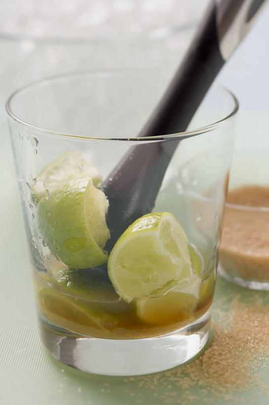 无人,竖图,俯视,室内,特写,白天,桌面,桌子,杯子,水果,阴影,新鲜,反射,木制,影子,生食,食品,果实,酒类,文化,玻璃制品,酒,食物,饮料,木制品,水杯,鸡尾酒,调酒,摄影,有机食品,绿色食品,影棚,创造,想象,酸橙,代代,盖比丽娜鸡尾酒,玻璃杯,橙子,橙,彩图,高角度拍摄,影棚拍摄,拍摄