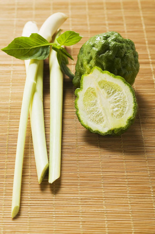 无人,竖图,俯视,室内,特写,白天,植物,桌面,桌子,柠檬,水果,叶子,阴影,新鲜,反射,木制,影子,青柠檬,调味,生食,香料,佐料,食品,果实,绿叶,草药,香茅,柠檬草,中药,食物,绿色,木制品,香草,嫩叶,有机食品,绿色食品,罗勒,紫苏,药材,中草药,横截面,剖面,九层塔,圣约瑟夫草,甜罗勒,兰香,中药材,本草,作料,截面,截面图形,叶,叶片,益母果,柠果,彩图,高角度拍摄