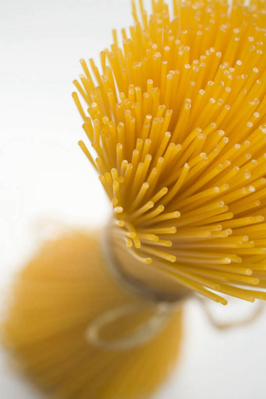 面食,面条,意大利面,无人,竖图,俯视,室内,特写,白天,白色背景,西餐,餐桌,桌子,许多,捆扎,阴影,朦胧,模糊,反射,影子,面,料理,食品,很多,食物,黄色,绳子,西式,摄影,影棚,餐台,绳索,彩图,高角度拍摄,影棚拍摄,拍摄