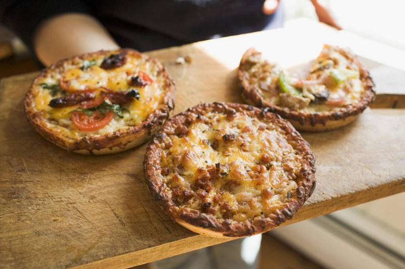 奶酪,西方人,一个人,无人,走,横图,俯视,室内,特写,白天,烹饪,西餐,餐具,欧洲,欧洲人,仅一个年轻女性,仅一个女性,仅一个人,三块,阴影,服装,朦胧,模糊,反射,木制,碟子,盘,影子,调味,香料,佐料,干酪,起司,料理,食品,披萨,匹萨,案板,芝士,营养,休闲装,菜肴,美食,砧板,食物,衣服,黑色,盘子,木制品,碟,快餐,休闲,休闲服,乳酪,西式,摄影,服饰,佳肴,影棚,迷迭香,配料,乳制品,比萨,发酵,西式快餐,垃圾食品,意大利薄饼,海洋之露,作料,年轻女性,女人,女性,白种人,步行,散步,走路,彩图,高角度拍摄,影棚拍摄,拍摄,迷你披萨