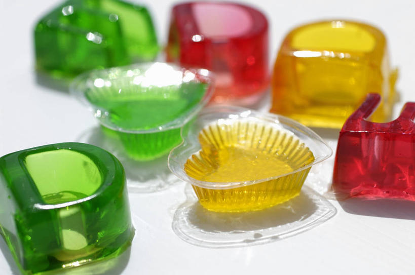 点心,无人,横图,俯视,室内,特写,白天,白色背景,餐桌,桌子,阴影,朦胧,模糊,反射,影子,食品,甜点,甜品,食物,红色,绿色,容器,果冻,甜食,零食,摄影,影棚,餐台,储藏,储存,啫喱,彩图,高角度拍摄,影棚拍摄,拍摄,贮存