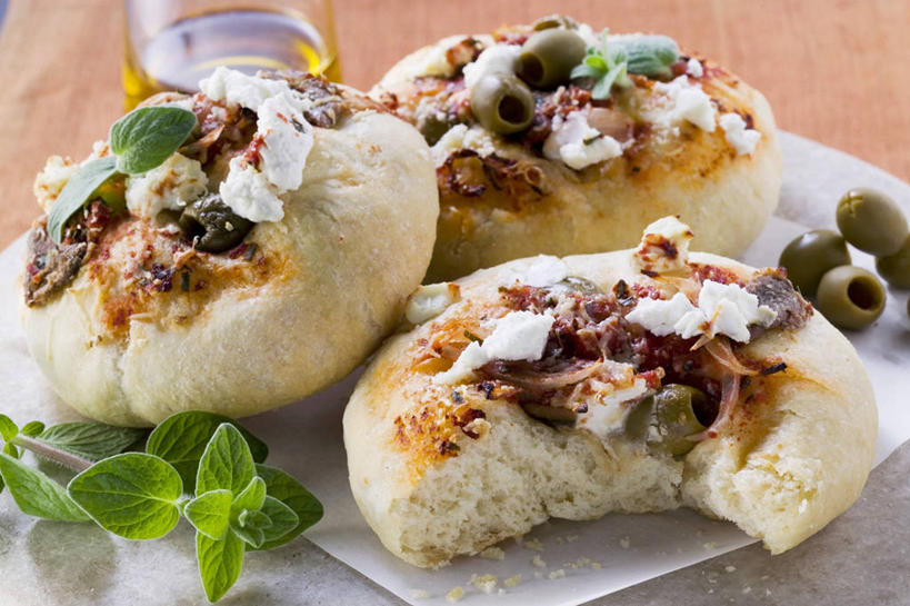 奶酪,红酒,葡萄酒,无人,横图,俯视,室内,特写,白天,烹饪,西餐,桌面,桌子,橄榄,杯子,餐具,水果,叶子,阴影,新鲜,反射,木制,碟子,高脚杯,盘,影子,生食,干酪,起司,薄荷,料理,食品,披萨,匹萨,果实,绿叶,银丹草,红酒杯,白葡萄酒,酒类,芝士,营养,菜肴,美食,玻璃制品,酒,食物,饮料,一个,盘子,酒杯,木制品,碟,快餐,嫩叶,乳酪,西式,佳肴,有机食品,绿色食品,单个,乳制品,比萨,葡萄酒杯,发酵,西式快餐,垃圾食品,山羊奶酪,意大利薄饼,斑叶凤梨薄荷,苹果薄荷,夜息香,叶,叶片,玻璃杯,青果,白榄,彩图,高角度拍摄,迷你披萨