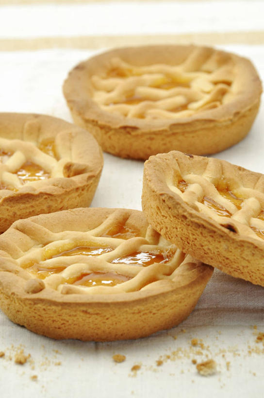 点心,无人,竖图,俯视,室内,特写,白天,下午茶,桌面,桌子,桃子,水果,阴影,新鲜,反射,木制,影子,生食,食品,果实,蛋挞,食物,糕点,木制品,四个,黄桃,有机食品,绿色食品,肺果,蛋塔,彩图,高角度拍摄,黄桃蛋挞