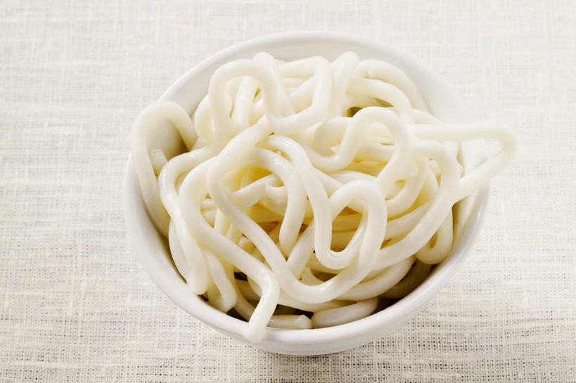 面食,面条,无人,横图,俯视,室内,特写,白天,白色背景,桌面,桌子,阴影,反射,木制,影子,陶瓷,面,陶瓷制品,一个,木制品,容器,碗,日式,乌冬面,摄影,影棚,单个,储藏,储存,乌龙面,彩图,高角度拍摄,影棚拍摄,拍摄,贮存