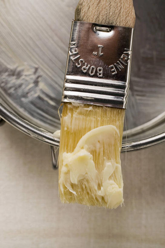 无人,竖图,俯视,室内,特写,白天,烹饪,餐桌,桌子,餐具,厨具,金属制品,阴影,反射,金属,碟子,烤盘,盘,影子,调料,酱料,酱汁,佐料,黄油,调味品,调味料,酱,盘子,刷子,碟,餐台,乳制品,白脱油,烹饪用具,乳脂,烹调用具,烹调,彩图,高角度拍摄,烧烤刷