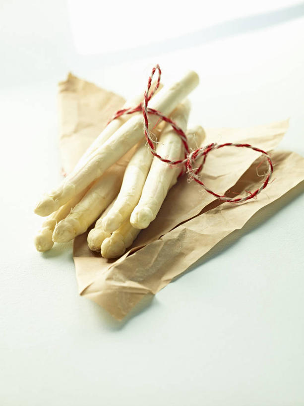 无人,竖图,俯视,室内,特写,白天,白色背景,餐桌,桌子,芦笋,蔬菜,许多,捆扎,阴影,新鲜,反射,影子,食品,很多,食物,绳子,摄影,有机食品,绿色食品,影棚,餐台,猪尾巴,药鸡豆子,石刁柏,蚂蚁杆,龙须菜,狼尾巴根,彩图,高角度拍摄,影棚拍摄,拍摄