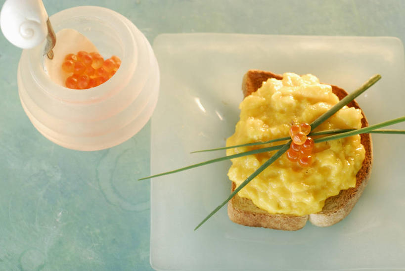 点心,面包,鱼子酱,无人,横图,俯视,室内,特写,白天,餐桌,桌子,蔬菜,餐具,阴影,新鲜,反射,碟子,盘,影子,陶瓷,葱,青葱,蛋,鸡蛋,鱼卵,食品,面点,陶瓷制品,鱼籽,吐司,鲑鱼卵,食物,糕点,两个,盘子,容器,碟,碗,有机食品,绿色食品,餐台,储藏,法式面包,储存,吐司面包,草鸡蛋,卵,彩图,高角度拍摄,多士,听型面包,贮存