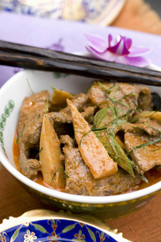 咖哩,无人,竖图,俯视,室内,特写,白天,烹饪,餐桌,筷子,桌子,蔬菜,餐具,一双,阴影,新鲜,反射,影子,陶瓷,竹笋,调料,肉,牛肉,料理,食品,陶瓷制品,调味品,调味料,泰式,文化,传统,咖喱,笋,菜肴,美食,肉类,泰国料理,食物,一个,容器,碗,佳肴,有机食品,绿色食品,单个,餐台,储藏,礼节,储存,礼仪,肉食,泰菜,泰国菜,泰式料理,进餐用具,彩图,高角度拍摄,咖喱牛肉,贮存