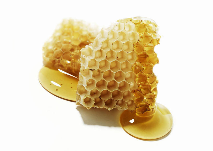 蜂蜜,无人,横图,俯视,室内,特写,白天,白色背景,餐桌,桌子,阴影,反射,蜂巢,蜂窝,液体,影子,黄色,摄影,影棚,餐台,花蜜,流淌,止痛,解毒,冬酿,石蜜,彩图,高角度拍摄,影棚拍摄,拍摄