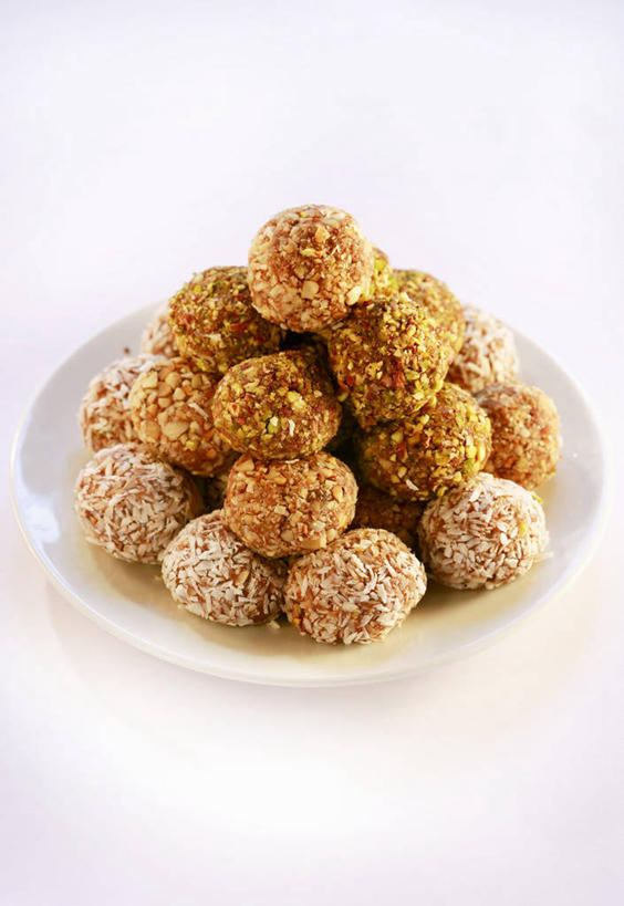 无人,竖图,俯视,室内,特写,白天,白色背景,餐桌,桌子,餐具,一堆,许多,阴影,堆叠,堆积,反射,碟子,盘,影子,食品,糖,糖果,甜点,甜品,食物,一个,白色,盘子,碟,甜食,奶油,巧克力,摄影,影棚,单个,餐台,朱古力,堆,糖粉,彩图,高角度拍摄,影棚拍摄,拍摄,巧克力松球,雪花巧克力球