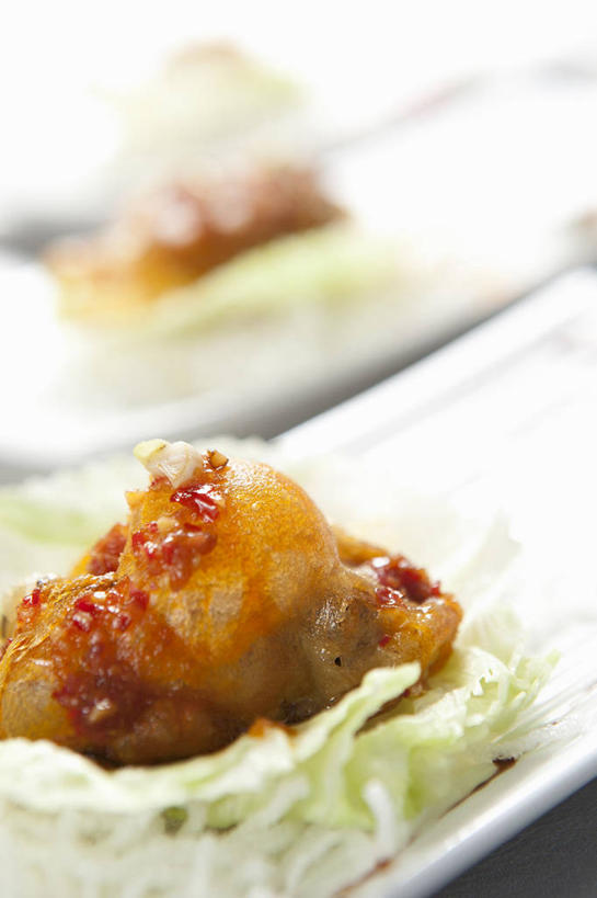 海鲜,无人,竖图,俯视,室内,特写,白天,烹饪,中餐,桌面,桌子,餐具,阴影,朦胧,模糊,反射,木制,碟子,盘,影子,调料,酱料,酱汁,油炸,佐料,料理,食品,牡蛎,调味品,调味料,水产,酱,辣酱,菜肴,美食,海洋生物,食物,盘子,木制品,碟,中式,佳肴,生蚝,辣椒酱,水生动物,海产品,川菜,水生物,海底动物,四川菜,彩图,高角度拍摄