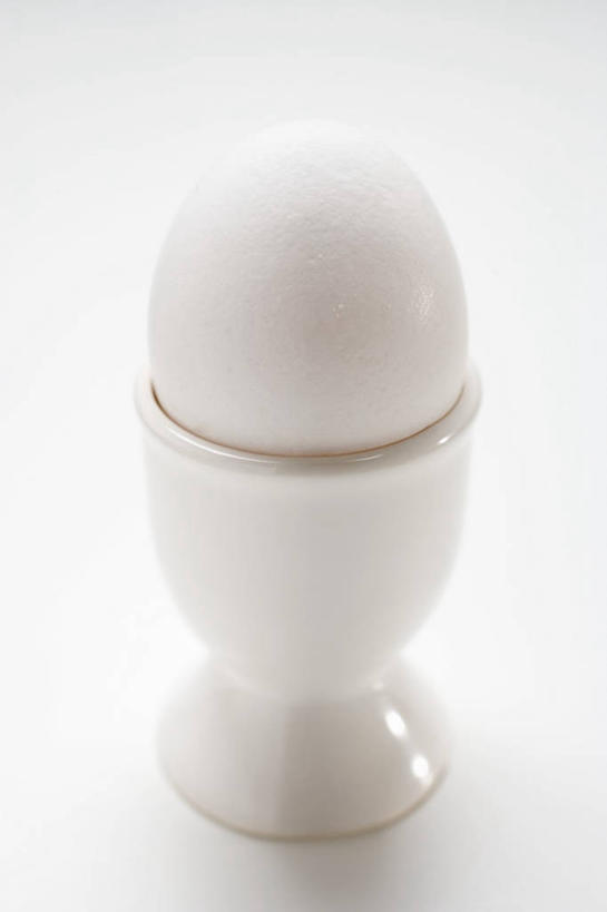 无人,竖图,俯视,室内,特写,白天,白色背景,桌面,桌子,阴影,反射,木制,影子,陶瓷,蛋,鸡蛋,陶瓷制品,一个,一只,白色,木制品,容器,摄影,影棚,单个,储藏,蛋杯,储存,卵,盛蛋器,彩图,高角度拍摄,影棚拍摄,拍摄,贮存