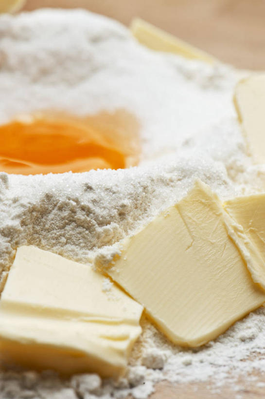 无人,竖图,俯视,室内,特写,白天,桌面,桌子,阴影,反射,木制,粉末,影子,蛋,调料,鸡蛋,面粉,黄油,糖,调味品,粮食,调味料,木制品,粉,农产品,乳制品,白脱油,原材料,卵,粉状,粉剂,乳脂,彩图,高角度拍摄