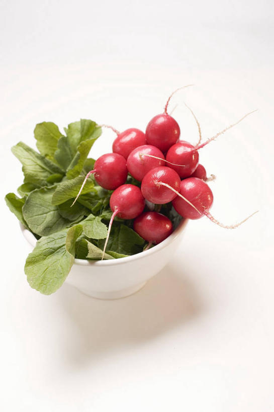 无人,竖图,俯视,室内,特写,白天,白色背景,餐桌,桌子,萝卜,蔬菜,一堆,许多,堆叠,堆积,新鲜,陶瓷,食品,陶瓷制品,食物,一个,容器,碗,摄影,有机食品,绿色食品,影棚,水萝卜,单个,餐台,储藏,堆,储存,彩图,高角度拍摄,影棚拍摄,拍摄,贮存