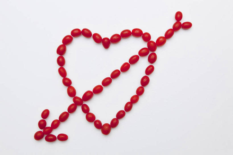 无人,横图,俯视,室内,特写,白天,白色背景,爱情,餐桌,桌子,蔬菜,西红柿,小番茄,爱心,新鲜,食品,浪漫,食物,排列,箭,温暖,温馨,心形,恩爱,摄影,有机食品,绿色食品,影棚,餐台,和睦,摆列,小西红柿,樱桃小番茄,珍珠小番茄,一箭穿心,心型,樱桃番茄,圣女果,番茄,彩图,高角度拍摄,影棚拍摄,拍摄,布列,分列,融洽