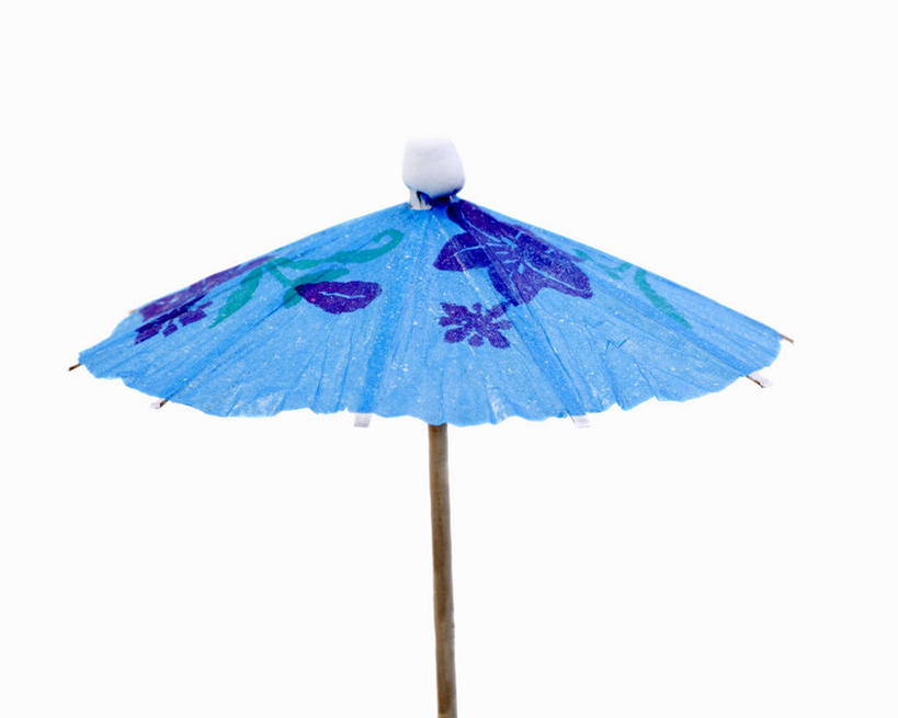 无人,横图,俯视,室内,特写,白天,白色背景,餐桌,桌子,静物,一把,花纹,装饰,伞,纸伞,蓝色,摄影,影棚,餐台,华丽,修饰,点缀,小伞,衬托,美观,雅致,雅观,鸡尾酒伞,酒杯伞,伞签,彩图,高角度拍摄,影棚拍摄,拍摄