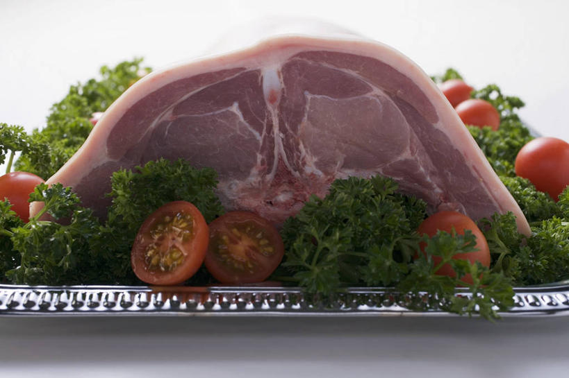 无人,横图,俯视,室内,特写,白天,白色背景,烹饪,中餐,餐桌,桌子,蔬菜,西红柿,餐具,叶子,切开,阴影,新鲜,装饰,反射,碟子,盘,影子,肉,料理,食品,绿叶,猪肉,菜肴,美食,肉类,食物,一个,红色,盘子,碟,切,中式,嫩叶,摄影,佳肴,有机食品,绿色食品,影棚,单个,餐台,华丽,修饰,点缀,配菜,剖面,肉食,切面,豚肉,衬托,美观,雅致,雅观,烤乳猪,广东菜,粤菜,叶,叶片,番茄,彩图,高角度拍摄,影棚拍摄,拍摄