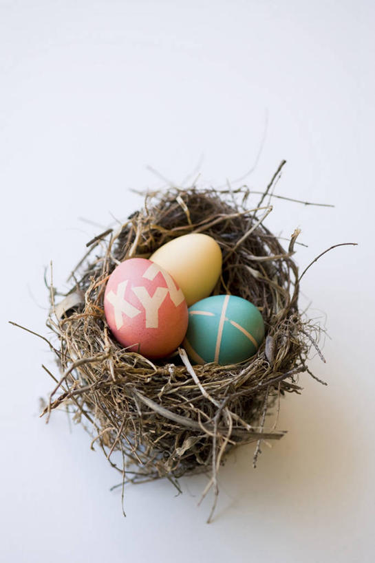 无人,竖图,俯视,室内,特写,白天,白色背景,餐桌,桌子,复活节,阴影,节日,庆祝,反射,鸟巢,影子,蛋,三颗,文化,庆典,摄影,影棚,餐台,纪念,彩蛋,复活节彩蛋,彩图,高角度拍摄,影棚拍摄,拍摄