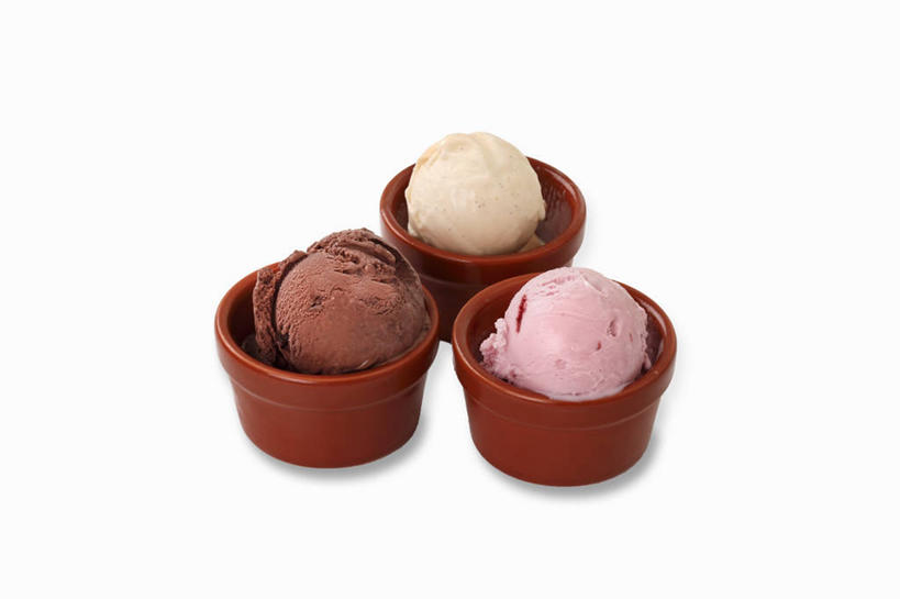 无人,横图,俯视,室内,特写,白天,白色背景,餐桌,桌子,阴影,反射,影子,陶瓷,冰激凌,陶瓷制品,清凉,三个,容器,碗,冷饮,舒服,冰淇淋,摄影,影棚,餐台,储藏,解暑,储存,解渴,雪糕,香草冰激凌,舒爽,冰糕,消暑,巧克力冰淇淋,彩图,高角度拍摄,影棚拍摄,拍摄,香草冰淇淋,贮存