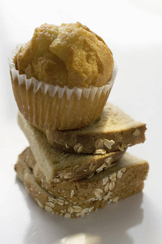 点心,面包,无人,竖图,俯视,室内,特写,白天,白色背景,下午茶,餐桌,桌子,一排,阴影,整齐,反射,影子,食品,面点,燕麦,松饼,食物,糕点,排列,一个,摄影,影棚,单个,餐台,纸托,堆,队列,玉麦,铃铛麦,裸燕麦,雀麦,野麦,莜麦,玛芬蛋糕,蛋糕托,蛋糕托纸,蛋糕纸托,彩图,高角度拍摄,影棚拍摄,拍摄,燕麦面包