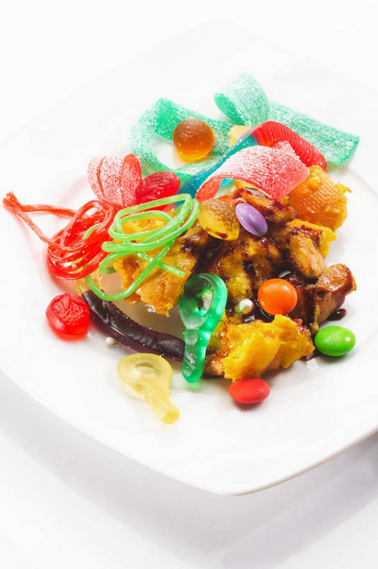 点心,无人,竖图,俯视,室内,特写,白天,白色背景,下午茶,餐桌,桌子,餐具,阴影,反射,碟子,盘,影子,食品,糖,糖果,甜点,甜品,食物,糕点,一个,白色,盘子,碟,甜食,巧克力,巧克力酱,摄影,影棚,单个,餐台,朱古力,甘草糖,彩图,高角度拍摄,影棚拍摄,拍摄,盐甘草糖,蛋糕