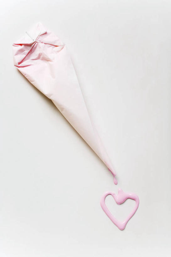 点心,无人,竖图,俯视,室内,特写,白天,白色背景,爱情,下午茶,餐桌,桌子,袋子,制作,阴影,爱心,装饰,反射,裱花袋,影子,食品,浪漫,加工,塑料袋,食物,糕点,粉色,温暖,温馨,心形,恩爱,摄影,影棚,餐台,和睦,裱花枪,裱花,心型,彩图,高角度拍摄,影棚拍摄,拍摄,融洽,蛋糕